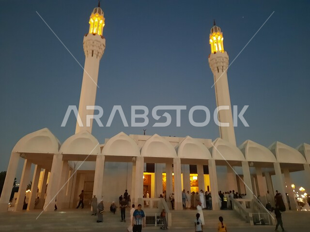 The Hassan Anani Mosque is one of the great mosques in Jeddah, located on the Jeddah Corniche, tourist attractions, landscapes, the beauty of Saudi Arabia, the presence of worshipers to perform prayers, the Anani Mosque in Jeddah, the minaret of the mosqu