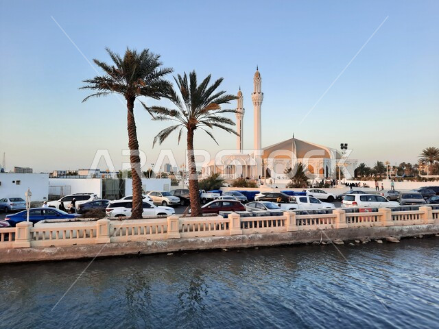 The Hassan Anani Mosque is one of the great mosques in Jeddah, located on the Jeddah Corniche. Tourist attractions, natural landscapes, the beauty of Saudi Arabia, the presence of worshipers to perform prayers, the traffic of cars in front of the Anani Mo