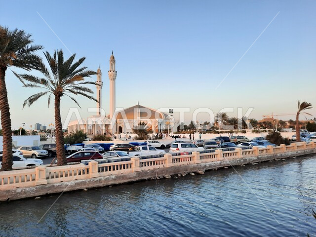 جامع حسن عناني أحد الجوامع الكبيرة بمدينة جدة ، يقع على كورنيش جدة ، معالم سياحية ، مناظر طبيعية ، جمال السعودية ، حضور المصلين لأداء الصلاة ، حركة سير السيارات أمام مسجد العناني بجدة .