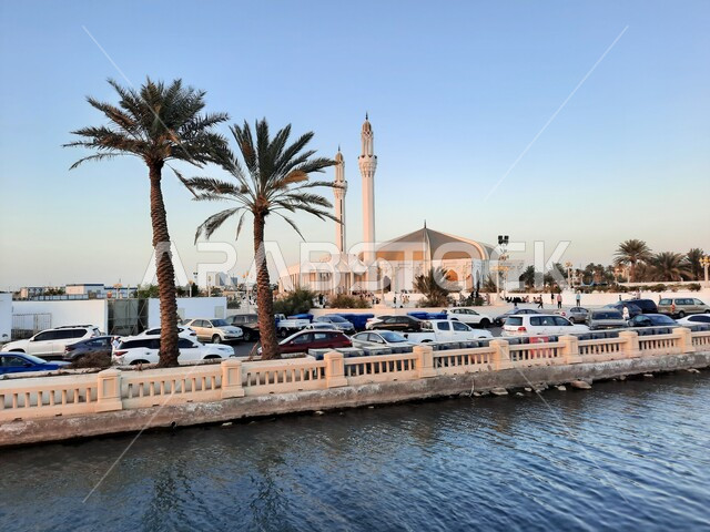 جامع حسن عناني أحد الجوامع الكبيرة بمدينة جدة ، يقع على كورنيش جدة ، معالم سياحية ، مناظر طبيعية ، جمال السعودية ، حضور المصلين لأداء الصلاة ، حركة سير السيارات أمام مسجد العناني بجدة .