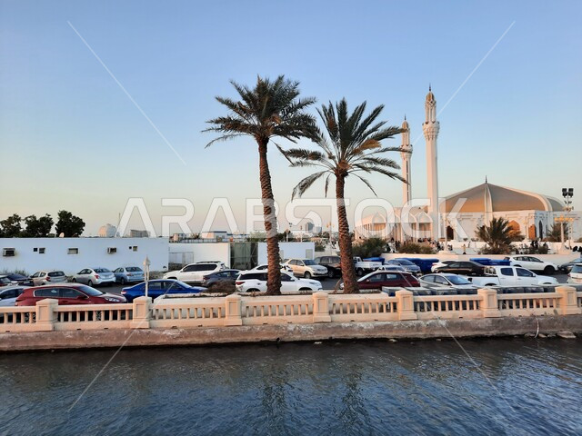 The Hassan Anani Mosque is one of the great mosques in Jeddah, located on the Jeddah Corniche. Tourist attractions, natural landscapes, the beauty of Saudi Arabia, the presence of worshipers to perform prayers, the traffic of cars in front of the Anani Mo