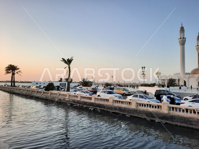 The Hassan Anani Mosque is one of the great mosques in Jeddah, located on the Jeddah Corniche. Tourist attractions, natural landscapes, the beauty of Saudi Arabia, the presence of worshipers to perform prayers, the traffic of cars in front of the Anani Mo