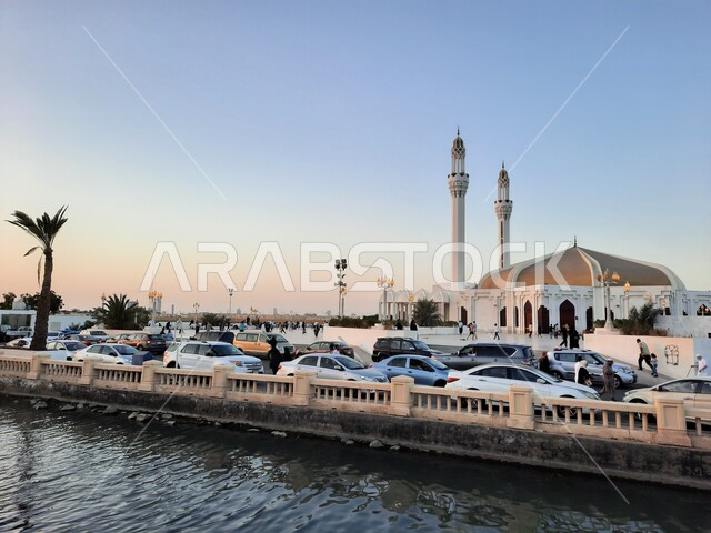 The Hassan Anani Mosque is one of the great mosques in Jeddah, located on the Jeddah Corniche. Tourist attractions, natural landscapes, the beauty of Saudi Arabia, the presence of worshipers to perform prayers, the traffic of cars in front of the Anani Mo