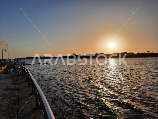 صورة جمالية لشاطئ البحر الأحمر في مدينة جدة بالمملكة العربية السعودية وقت الغروب ، خلفية الطبيعة ، اماكن سياحية ترفيهية ، هدوء وجمال البحر ، كورنيش جدة وقت غروب الشمس، غروب الشمس على شاطئ بحر جدة