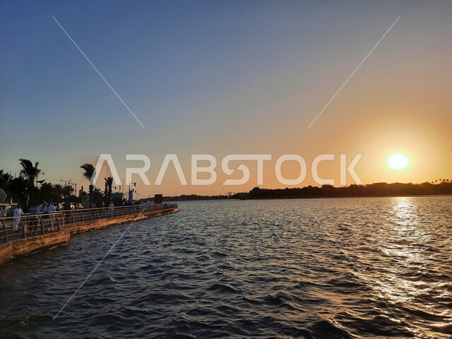 صورة جمالية لشاطئ البحر الأحمر في مدينة جدة بالمملكة العربية السعودية وقت الغروب ، خلفية الطبيعة ، اماكن سياحية ترفيهية ، هدوء وجمال البحر ، كورنيش جدة وقت غروب الشمس، غروب الشمس على شاطئ بحر جدة