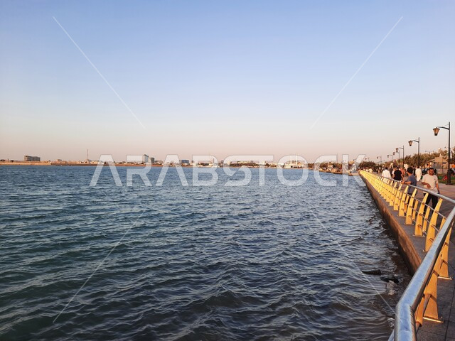 صورة جمالية لشاطئ البحر الأحمر في مدينة جدة بالمملكة العربية السعودية وقت الغروب ، خلفية الطبيعة ، اماكن سياحية ترفيهية ، هدوء وجمال البحر ، كورنيش جدة وقت غروب الشمس، غروب الشمس على شاطئ بحر جدة