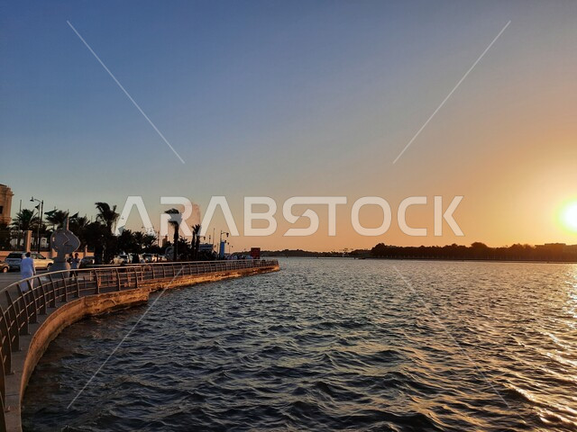 صورة جمالية لشاطئ البحر الأحمر في مدينة جدة بالمملكة العربية السعودية وقت الغروب ، خلفية الطبيعة ، اماكن سياحية ترفيهية ، هدوء وجمال البحر ، كورنيش جدة وقت غروب الشمس، غروب الشمس على شاطئ بحر جدة