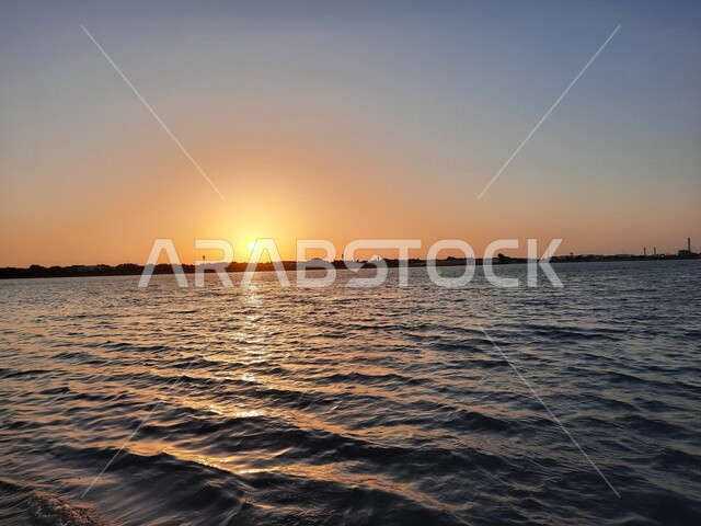 صورة جمالية لشاطئ البحر الأحمر في مدينة جدة بالمملكة العربية السعودية وقت الغروب ، خلفية الطبيعة ، اماكن سياحية ترفيهية ، هدوء وجمال البحر ، كورنيش جدة وقت غروب الشمس، غروب الشمس على شاطئ بحر جدة