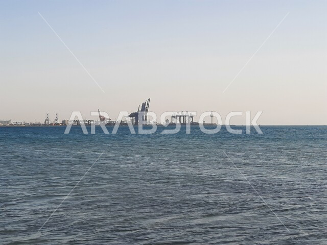 صورة جمالية لشاطئ البحر الأحمر في مدينة جدة بالمملكة العربية السعودية وقت الغروب ، خلفية الطبيعة ، اماكن سياحية ترفيهية ، هدوء وجمال البحر ، كورنيش جدة وقت النهار على شاطئ بحر جدة .