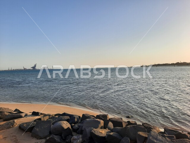 صورة جمالية لشاطئ البحر الأحمر في مدينة جدة بالمملكة العربية السعودية وقت الغروب ، خلفية الطبيعة ، اماكن سياحية ترفيهية ، هدوء وجمال البحر ، كورنيش جدة وقت غروب الشمس، غروب الشمس على شاطئ بحر جدة