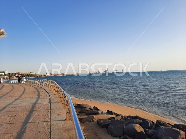 صورة جمالية لشاطئ البحر الأحمر في مدينة جدة بالمملكة العربية السعودية وقت الغروب ، خلفية الطبيعة ، اماكن سياحية ترفيهية ، هدوء وجمال البحر ، كورنيش جدة وقت النهار على شاطئ بحر جدة .