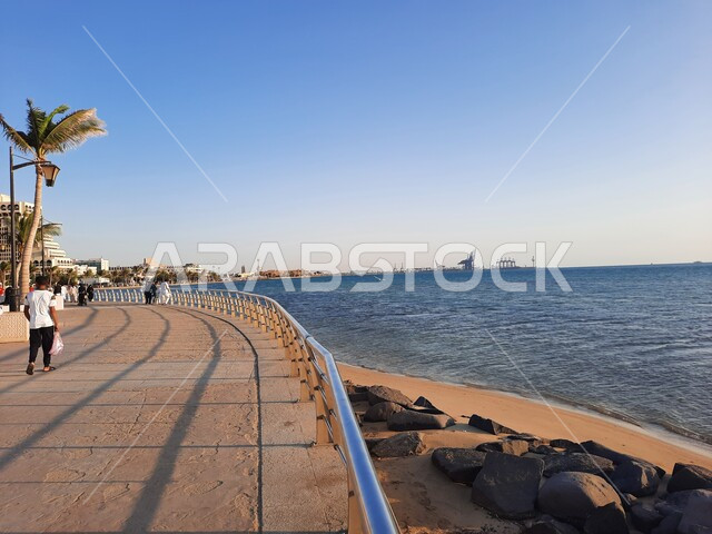 صورة جمالية لشاطئ البحر الأحمر في مدينة جدة بالمملكة العربية السعودية وقت الغروب ، خلفية الطبيعة ، اماكن سياحية ترفيهية ، هدوء وجمال البحر ، كورنيش جدة وقت النهار على شاطئ بحر جدة .
