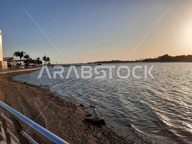 صورة جمالية لشاطئ البحر الأحمر في مدينة جدة بالمملكة العربية السعودية وقت الغروب ، خلفية الطبيعة ، اماكن سياحية ترفيهية ، هدوء وجمال البحر ، كورنيش جدة وقت غروب الشمس، غروب الشمس على شاطئ بحر جدة