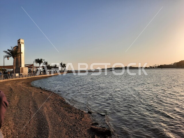 صورة جمالية لشاطئ البحر الأحمر في مدينة جدة بالمملكة العربية السعودية وقت الغروب ، خلفية الطبيعة ، اماكن سياحية ترفيهية ، هدوء وجمال البحر ، كورنيش جدة وقت غروب الشمس، غروب الشمس على شاطئ بحر جدة
