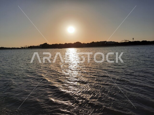 صورة جمالية لشاطئ البحر الأحمر في مدينة جدة بالمملكة العربية السعودية وقت الغروب ، خلفية الطبيعة ، اماكن سياحية ترفيهية ، هدوء وجمال البحر ، كورنيش جدة وقت غروب الشمس، غروب الشمس على شاطئ بحر جدة