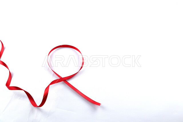 شريط أحمر على خلفية بيضاء , التوعية عن فيروس نقص المناعة البشرية , اليوم العالمي للتوعية عن مرض الإيدز , خلفية بيضاء .