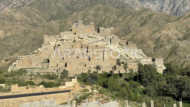 قرية ذي العين القديمة الحجرية ببيوت ذات فن معماري عربي على جبل من الرخام الأبيض ، تقع في مدينة الباحة جنوب السعودية ، تحيطها بساتين خضراء ، شلال  يتدفق من عين القرية , قرية وبيوت أثرية .