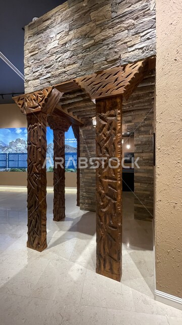 قرية ذي العين القديمة الحجرية ببيوت ذات فن معماري عربي على جبل من الرخام الأبيض ، تقع في مدينة الباحة جنوب السعودية ، قرية وبيوت أثرية .