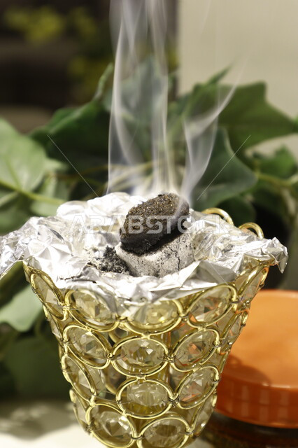 صورة مقربة لمبخرة، خشب العود الفاخر، التعطر والتطيب، بخور عربي، بخور خليجي سعودي