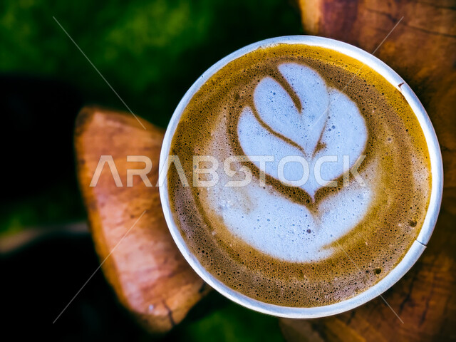 صورة مقربة لفنجان القهوة برغوة كثيفة ، مشروب الكابتشينو الساخن ، قهوة اسبريسو ، مشروبات ساخنة لذيذة ، فنجان القهوة الساخن ، خلفية ملونة