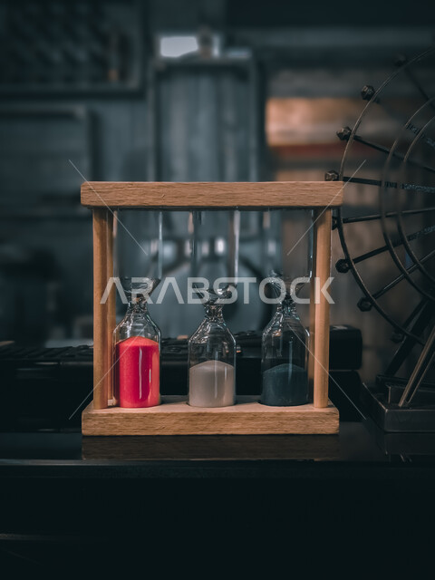 صوره مقربه لساعه رمليه ، ثلاث ساعات رملية بألوان مختلفة ، الزمن ، مؤقت سرعة رملية ، الساعة الرملية الثلاثيه ، قياس الوقت ، رمال ، العد التنازلي ،خلفيات