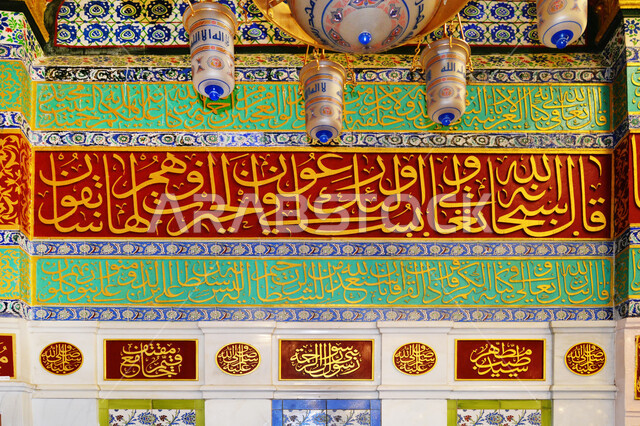 زخارف إسلامية و كتابات لآيات قرآنية بالخط العربي المذهب في المسجد النبوي الشريف في المدينة المنورة