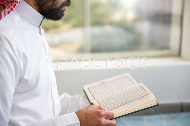 رجل عربي خليجي سعودي مسلم يقرا القران الكريم ، التقرب الى الله ، صلاة الجمعة ، صلاة العيد ، اسلاميات و عبادة ، رمضان كريم