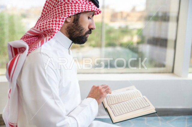 رجل عربي خليجي سعودي مسلم يقرا القران الكريم ، التقرب الى الله ، صلاة الجمعة ، صلاة العيد ، اسلاميات و عبادة ، رمضان كريم