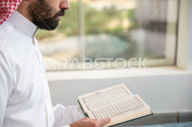 رجل عربي خليجي سعودي مسلم يقرا القران الكريم ، التقرب الى الله ، صلاة الجمعة ، صلاة العيد ، اسلاميات و عبادة ، رمضان كريم