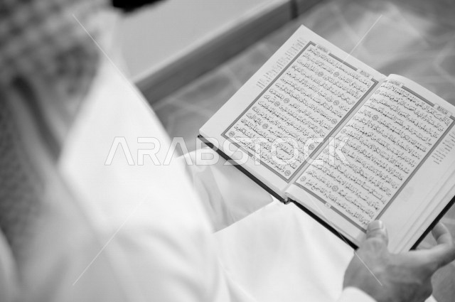 رجل عربي خليجي سعودي مسلم يقرا القران الكريم ، التقرب الى الله ، صلاة الجمعة ، صلاة العيد ، اسلاميات و عبادة ، رمضان كريم