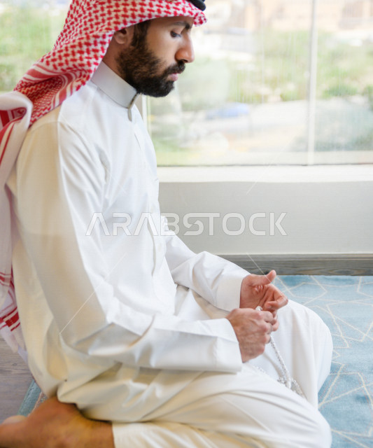 رجل عربي خليجي سعودي مسلم بيده سبحة باللون الأبيض ، التقرب الى الله ، صلاة الجمعة ، صلاة العيد ، اسلاميات و عبادة ، رمضان كريم