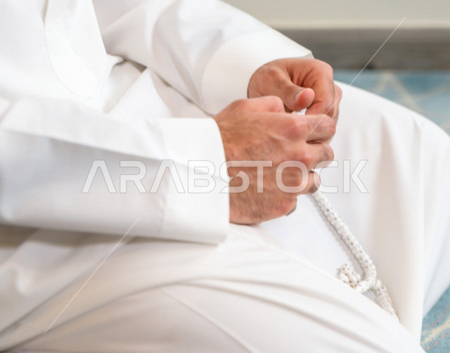 رجل عربي خليجي سعودي مسلم بيده سبحة باللون الأبيض ، التقرب الى الله ، صلاة الجمعة ، صلاة العيد ، اسلاميات و عبادة ، رمضان كريم