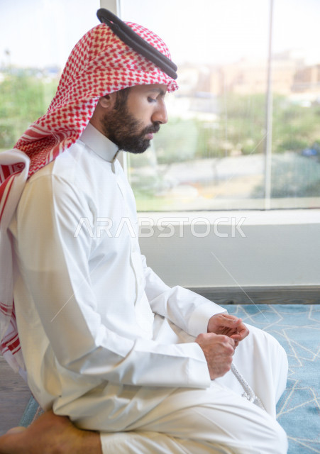 رجل عربي خليجي سعودي مسلم بيده سبحة باللون الأبيض ، التقرب الى الله ، صلاة الجمعة ، صلاة العيد ، اسلاميات و عبادة ، رمضان كريم
