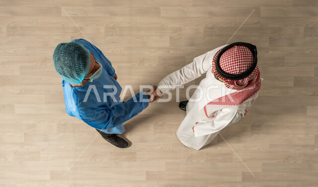 تخصص طب الجراحه ،  رعاية المرضى ، رجل عربي سعودي خليجي يصافح طبيب عربي سعودي خليجي، التحيه والسلام، ، مهنة الطب والرعايه الصحيه ، وظائف عربيه سعوديه خليجيه  ،  مستشفيات ومراكز صحيه