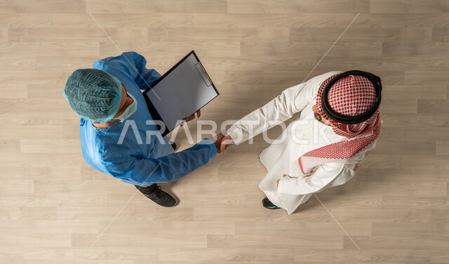 مهنة الطب والرعايه الصحيه ، رجل عربي سعودي خليجي يصافح طبيب عربي سعودي خليجي ، تخصص طب الجراحه ، رعاية المرضى ،  وظائف عربيه سعوديه خليجيه ، مستشفيات ومراكز صحيه ، التحية والسلام