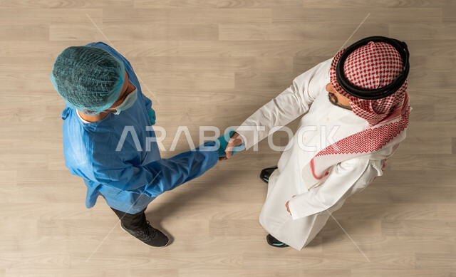 مستشفيات ومراكز صحيه ، التحية والسلام ، رجل عربي سعودي خليجي يصافح طبيب عربي سعودي خليجي ، تخصص طب الجراحه ، مهنة الطب والرعايه الصحيه ، رعاية المرضى ، وظائف عربيه سعوديه خليجيه 
