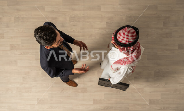 تعارف وصداقة ،صوره علويه عاموديه لرجل عربي سعودي خليجي يرتدي الزي السعودي التقليدي ورجل عربي يرتدي البدله الرسميه ، انجاز مهام العمل،  حوارات و نقاشات عمل ، لقاء الأصدقاء ، مهن ووظائف السعودية