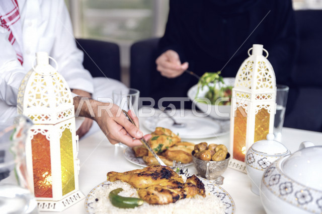 وجبة افطار ملئية بأصناف من المأكولات العربية السعودية الذيذة الرمضانية على طاولة الطعام ، عائلة عربية خليجية سعودية تتناول طعام الافطار  ، اجواء رمضانية ،  شهر رمضان ، رمضان كريم