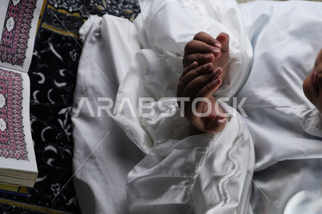 امرأه ترتدي غطاء الصلاه الابيض , الدعاء والتضرع الى الله ,  التعبد لله, يوم الجمعه, إسلاميات وعبادات