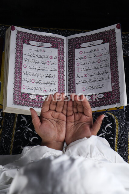 امرأه ترتدي غطاء الصلاه الابيض , الدعاء والتضرع الى الله ,  التعبد لله, يوم الجمعه, إسلاميات وعبادات