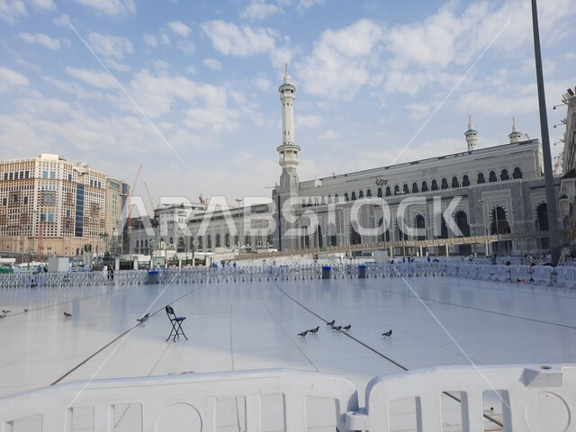 الفناء الخارجي للمسجد الحرام في مكة المكرمة بالمملكة العربية السعودية ، معالم اسلامية ، أماكن إسلامية مقدسة