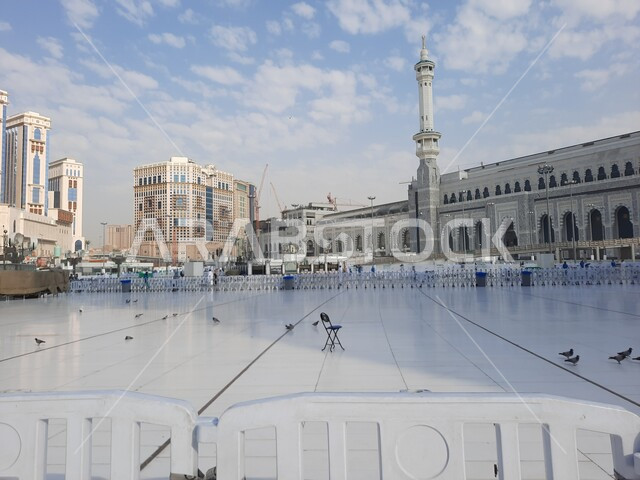 الفناء الخارجي للمسجد الحرام في مكة المكرمة بالمملكة العربية السعودية ، معالم اسلامية ، أماكن إسلامية مقدسة