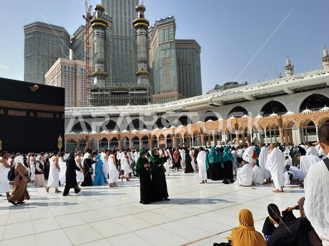 الحرم المكي الشريف في مكة المكرمة بالمملكة العربية السعودية ، أداء مناسك الحج والعمرة ، موسم الحج 2023 ، الحجاج المسلمين حول الكعبة المشرفة في مكة المكرمة ، المسجد الحرام