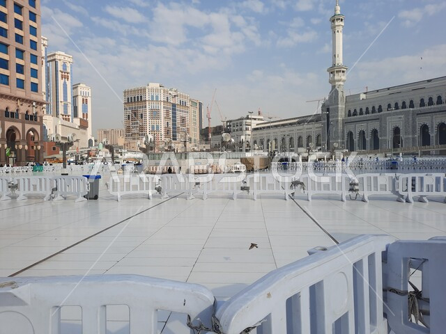 الفناء الخارجي للمسجد الحرام في مكة المكرمة بالمملكة العربية السعودية ، معالم اسلامية ، أماكن إسلامية مقدسة