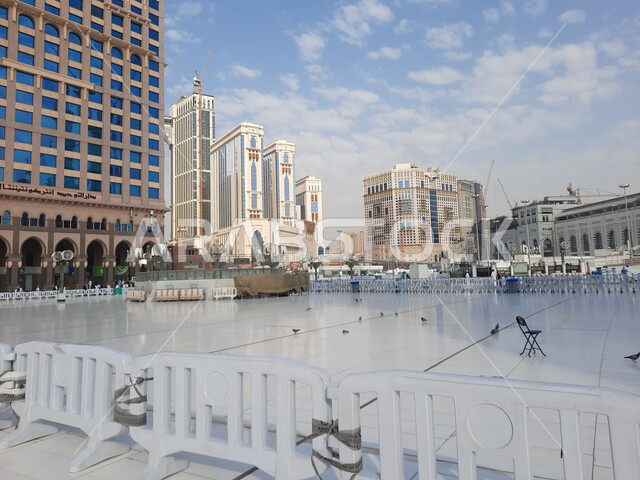 الفناء الخارجي للمسجد الحرام في مكة المكرمة بالمملكة العربية السعودية ، معالم اسلامية ، أماكن إسلامية مقدسة