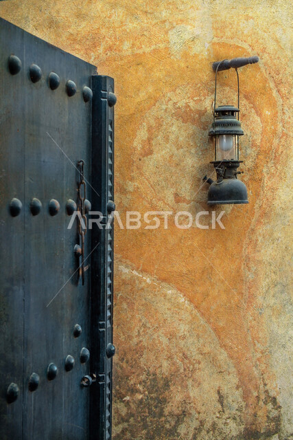 مصباح اثري قديم معلق على الحائط، مصباح عربي تقليدي، مصباح قديم الطراز مصنوعة من النحاس  