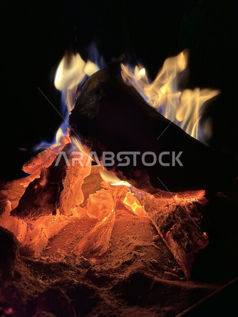 صورة مقربه لشعلة الحطب، حرق خشب الشجر، شبة نار، فحم مشتعل، نيران مشتعلة