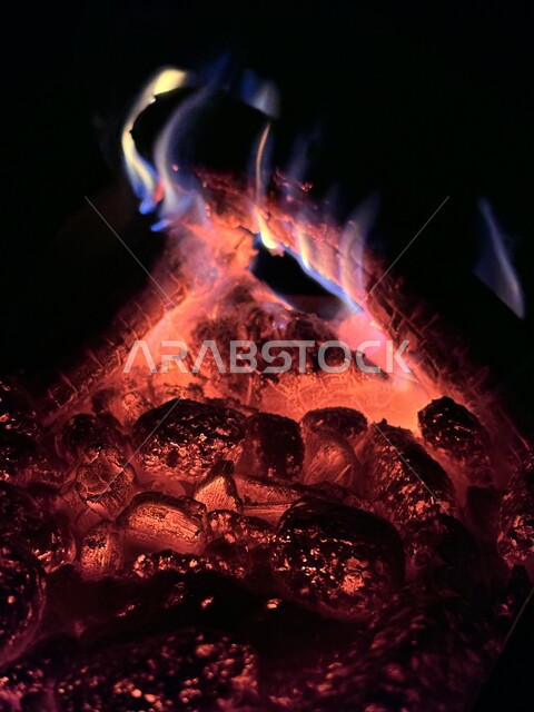 صورة مقربه لشعلة الحطب، حرق خشب الشجر، شبة نار، فحم مشتعل، نيران مشتعلة