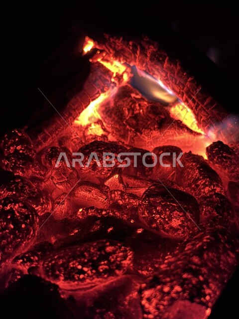 صورة مقربه لشعلة الحطب، حرق خشب الشجر، شبة نار، فحم مشتعل، نيران مشتعلة