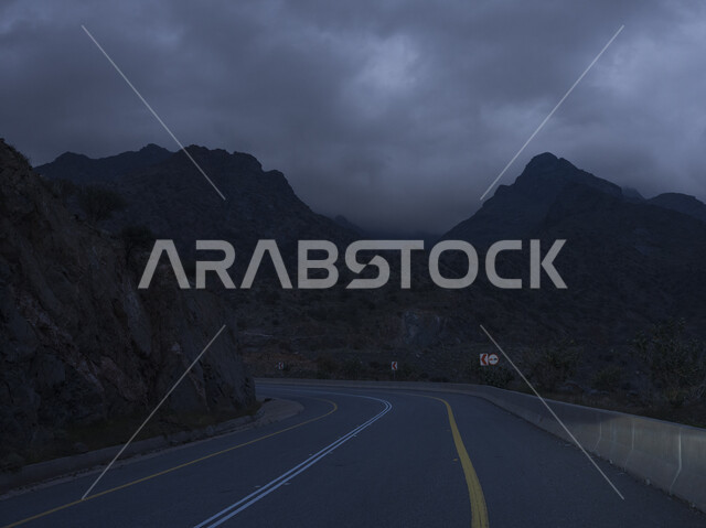 طريق اسفلتي وسط الجبال والمرتفعات في المملكة العربية السعودية ، التكوينات والتشكيلات الصخرية على جانب الطريق ، الجبال الصخرية ، الحركة المرورية ، جبال الطائف